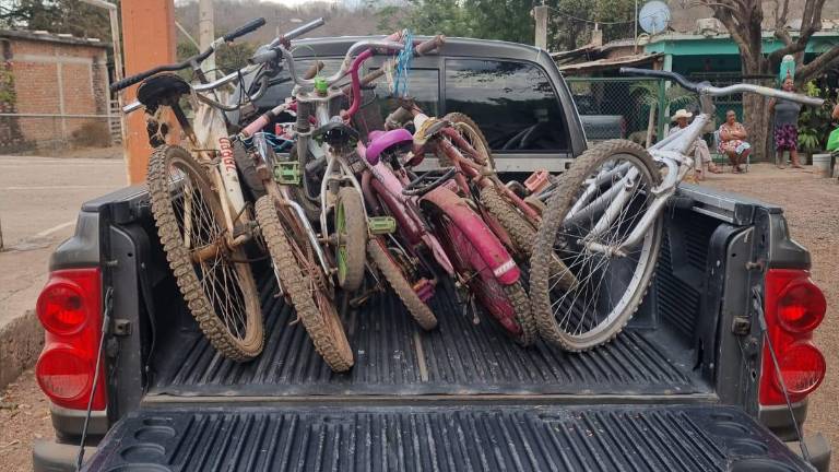Decenas de bicicletas fueron enchuladas por Fridas en Bici Sinaloa en favor de los niños de El Armadillo.