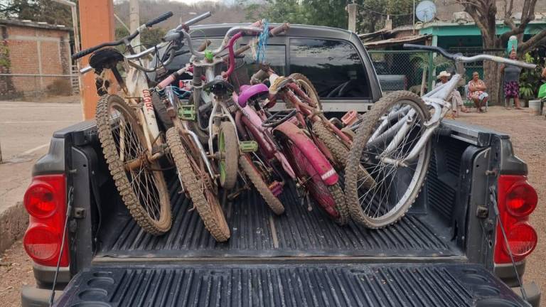 Decenas de bicicletas fueron enchuladas por Fridas en Bici Sinaloa en favor de los niños de El Armadillo.
