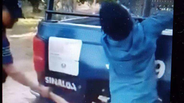 Policía de Escuinapa golpea con una tabla a un hombre detenido y esposa de la patrulla.