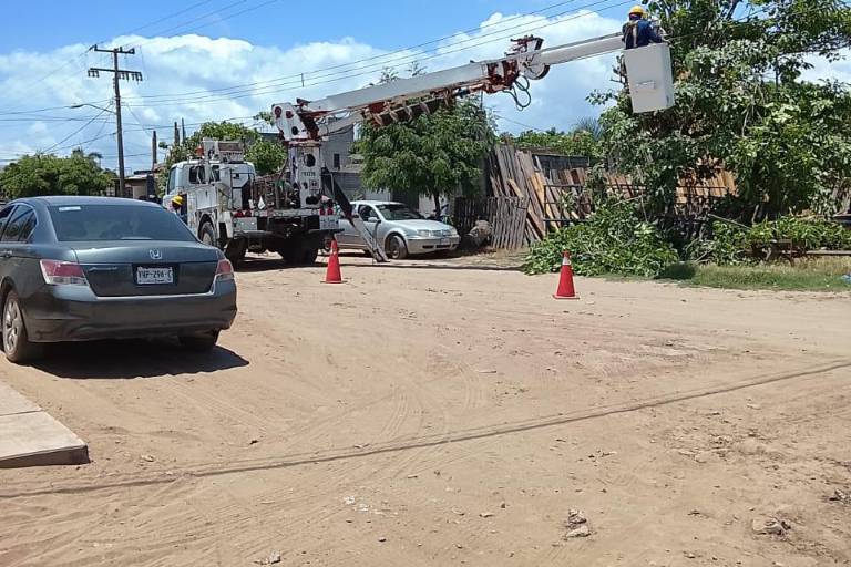 Acude CFE a reparar falla a la comunidad de Isla del Bosque