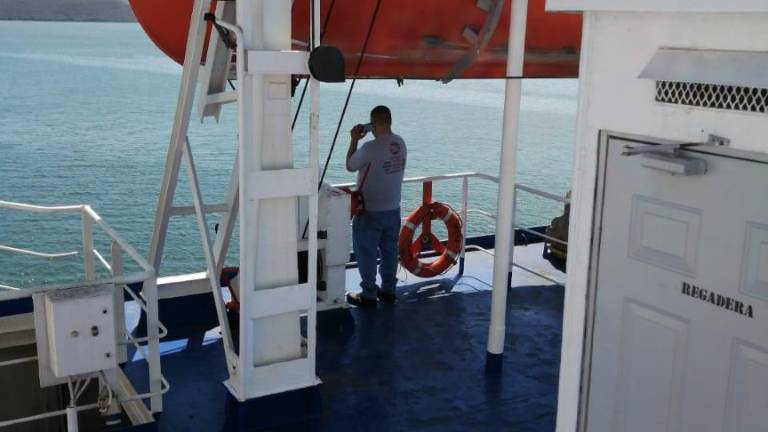 El buque no tiene permitido atracar.