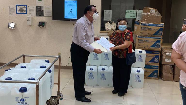 Héctor Carrión Tizcareño, director del Hospital General de Mazatlán, recibe el donativo de manos de Esperanza Kazuga, presidenta del Patronato.