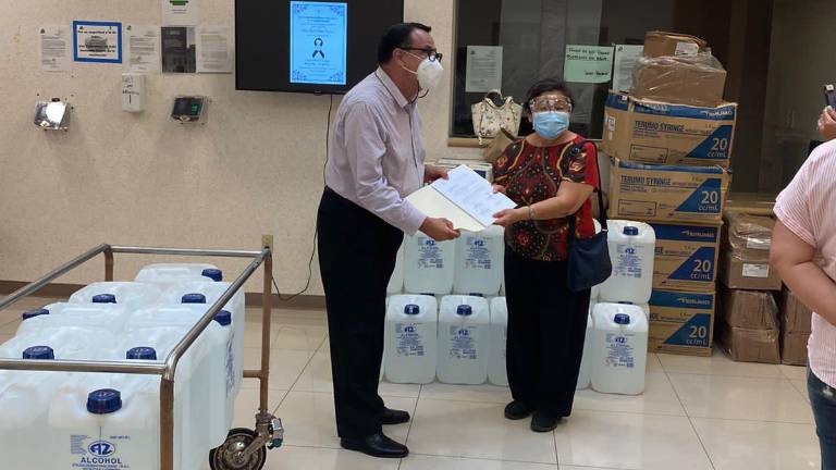 Héctor Carrión Tizcareño, director del Hospital General de Mazatlán, recibe el donativo de manos de Esperanza Kazuga, presidenta del Patronato.