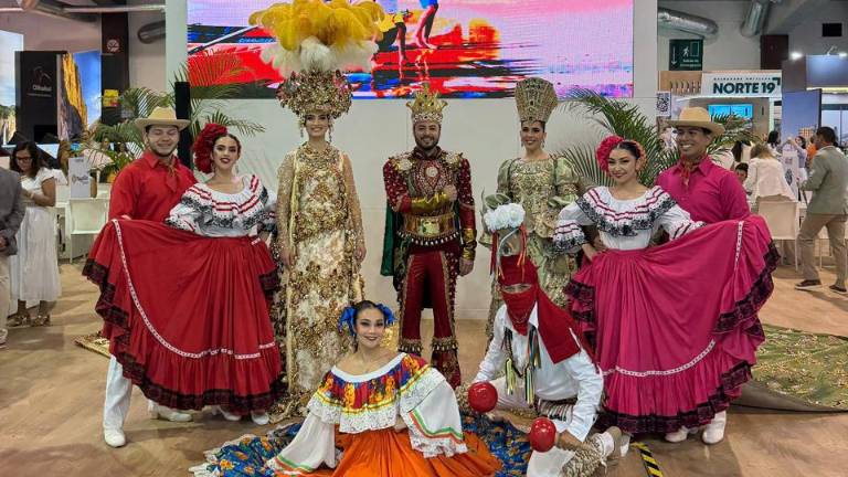 Miembros de la corte real acompañados por bailarines del Ballet Folklórico acudieron con la misión de invitar al mundo a vivir la experiencia única del Carnaval de Mazatlán.