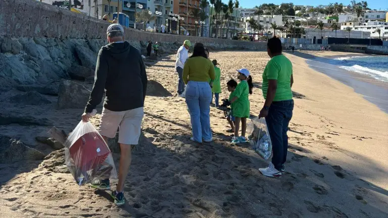 El Partido Verde anuncia el despliegue de brigadas de limpieza de playas.