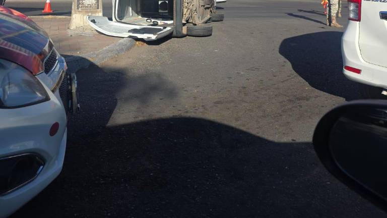 La furgoneta terminó volcada tras choque sobre la Calzada Heroico Colegio Militar.