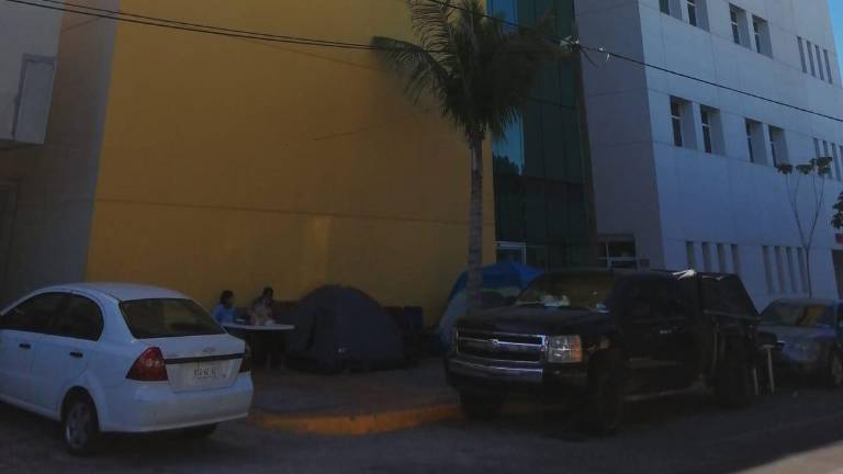 A las afueras del Hospital Pediátrico padres de familia reclaman desabasto de medicinas.