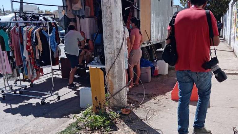 En Mazatlán, grabación de serie genera tráfico en el malecón y roces de personal de seguridad con la prensa