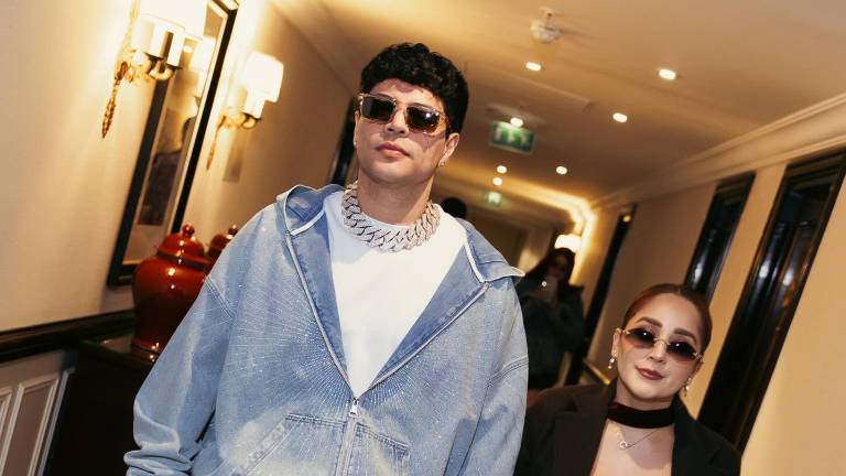 Eduin Caz en compañía de su esposa Daisy Anahy, en la Fashion Week de París.