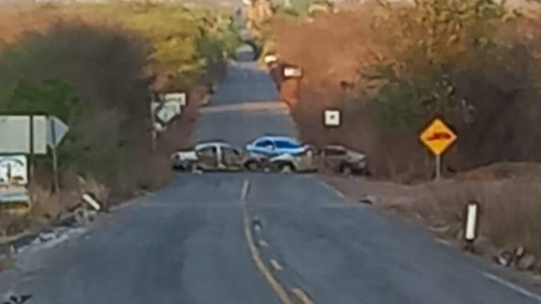 Autoridades estatales confirmaron bloqueos y enfrentamientos armados en el municipio de Elota.
