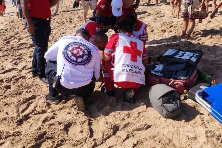 En Mazatlán rescatan a turista de Chihuahua que era arrastrado por el mar