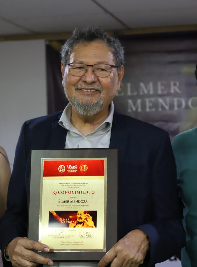 $!Élmer Mendoza fue reconocido por la UAdeO, Unidad Regional Mazatlán.