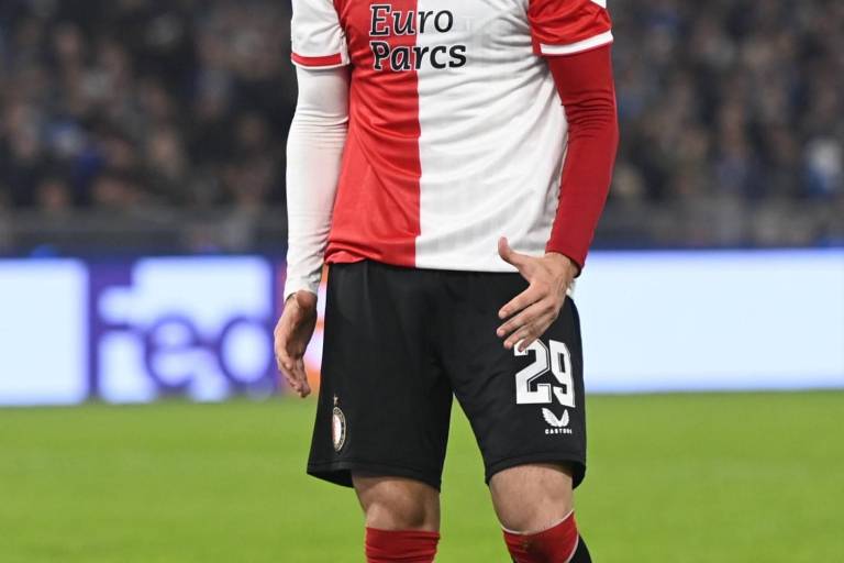 Santiago Giménez y Feyenoord caen ante Lazio y se complican en Champions