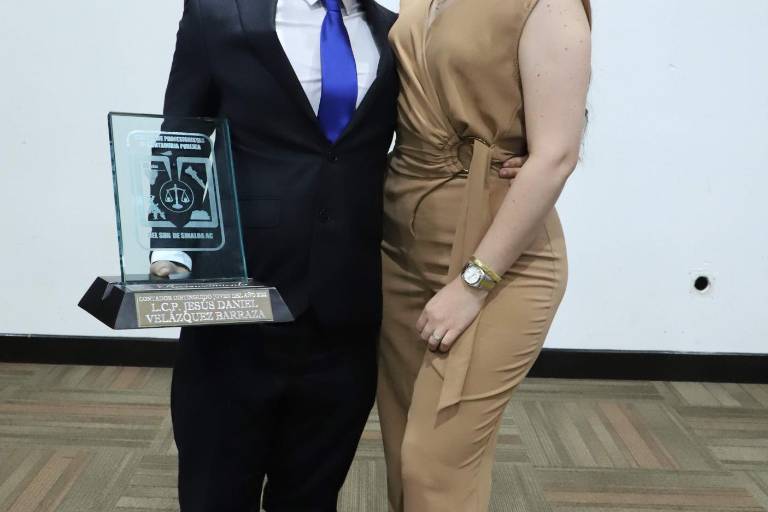 Celebran contadores mazatlecos su octavo aniversario