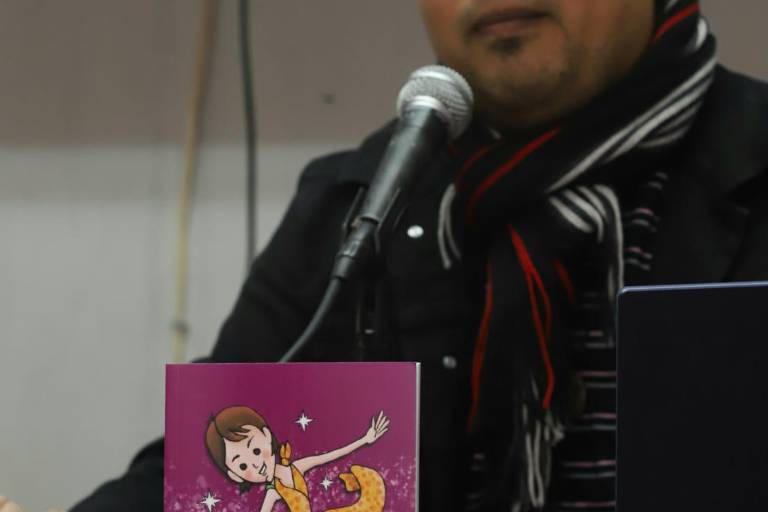 Presenta Yonshesko Blandela su libro ‘¿Quién usa los zapatos de mamá?’