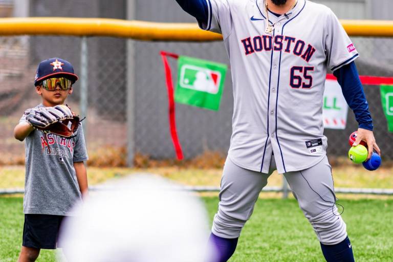 José Urquidy emocionado de regresar a México con los Astros; se reúne con AMLO