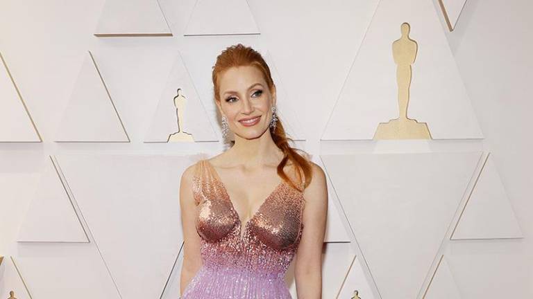 Desfilan celebridades por la alfombra roja de los Oscar 2022