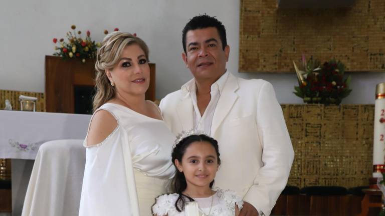Victoria Suárez celebra su primera comunión