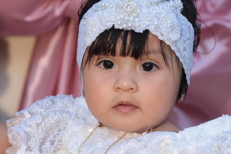 Elisa Montserrat Acosta recibe las aguas benditas del bautismo