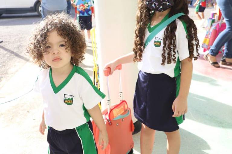 ¡Alumnos del Andes están de nuevo en las aulas!