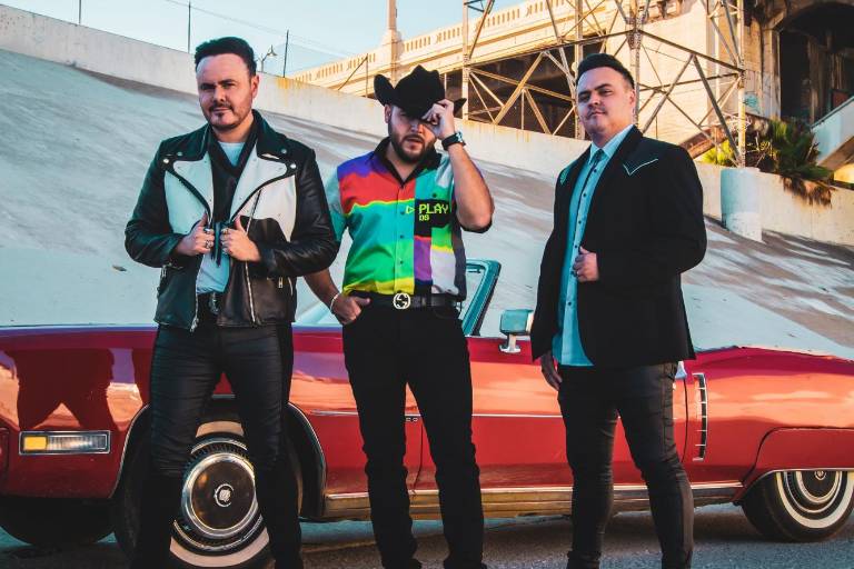 Gerardo Ortiz y Río Roma cantan ‘Por ella tomo’