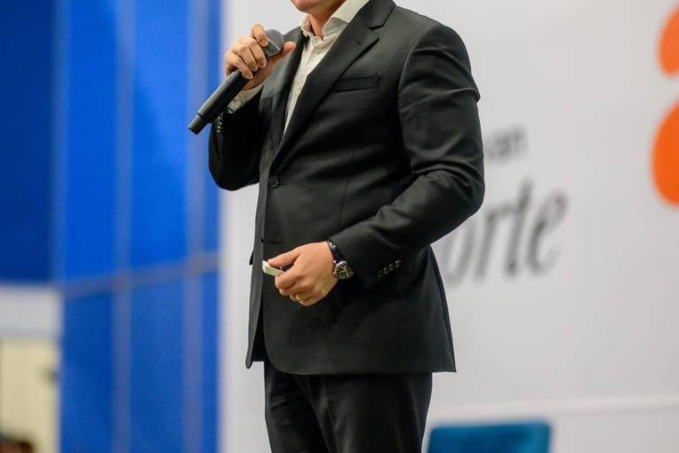 Samuel García acude al INE por licencia; Congreso de Nuevo León se niega a sesionar, afirma