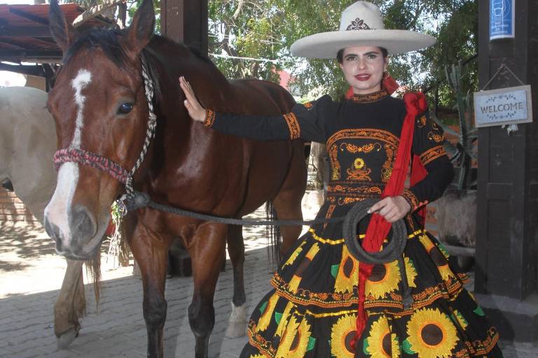 Llenan de tradición el Lienzo Charro de Mazatlán