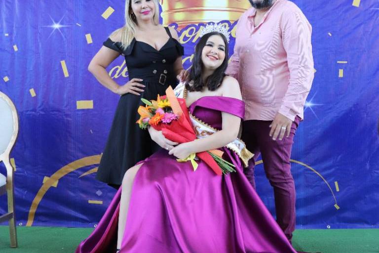 Coronan en el ICO a sus reinas de preparatoria y secundaria