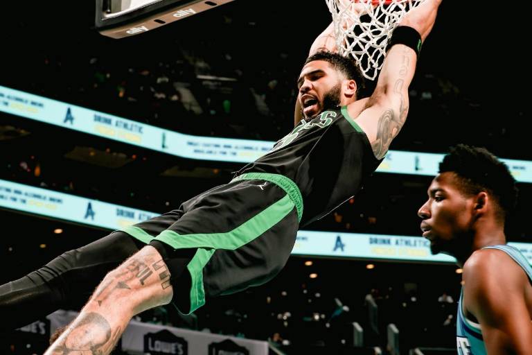 Con 25 puntos de Jayson Tatum y Sam Hauser, los Celtics derrotan a los Hornets