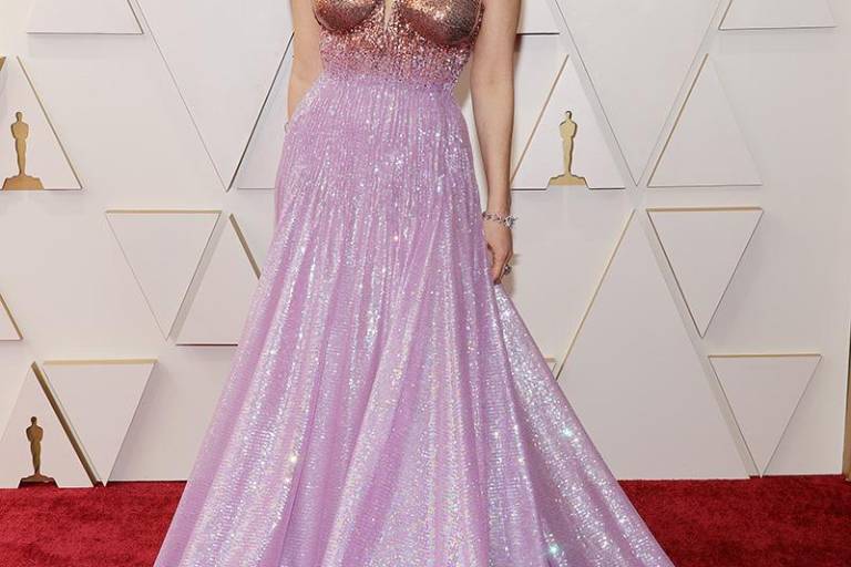 Desfilan celebridades por la alfombra roja de los Oscar 2022