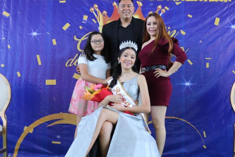 Coronan en el ICO a sus reinas de preparatoria y secundaria