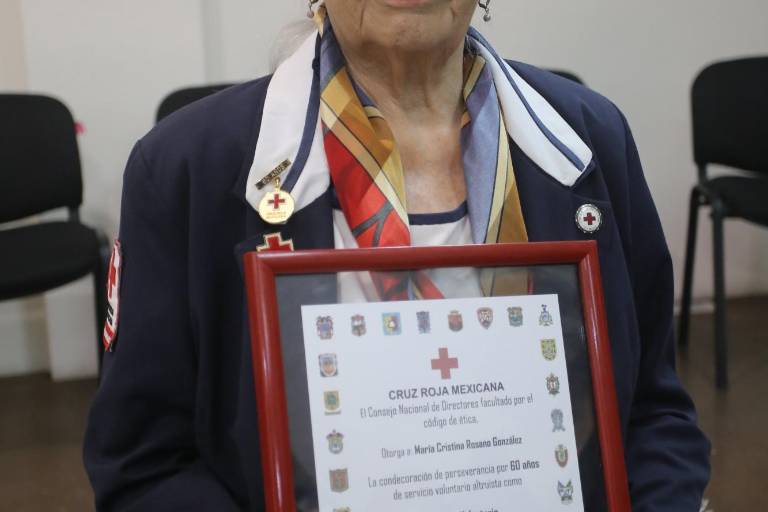 Recibe Cristina Rosano González la Constancia de Perseverancia por 60 años de servicio altruista