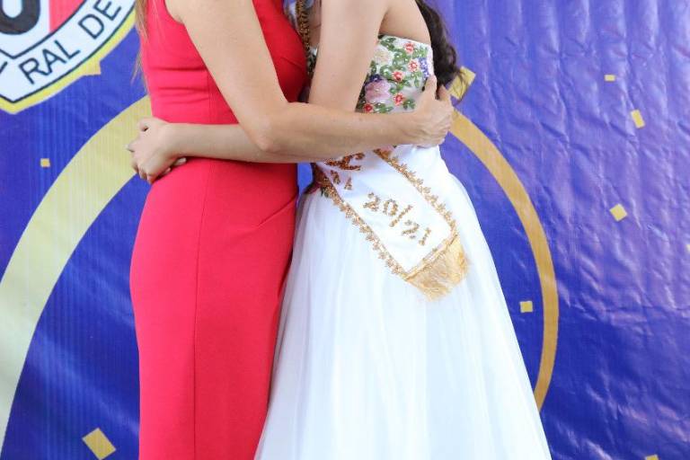 Coronan en el ICO a sus reinas de preparatoria y secundaria