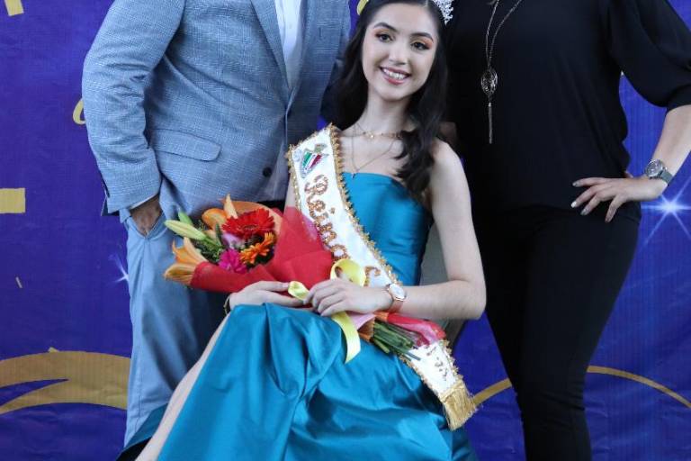 Coronan en el ICO a sus reinas de preparatoria y secundaria