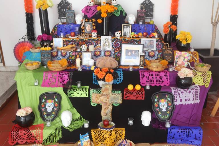 Honran a los fieles difuntos con tradicional convivencia