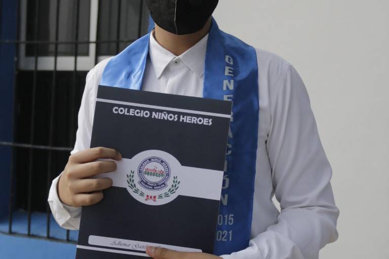 Se despiden de la primaria del Colegio Niños Héroes