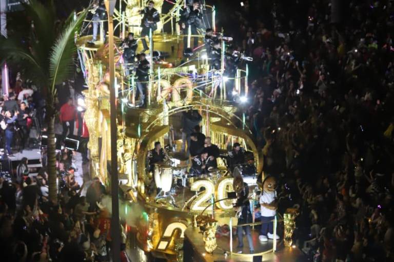 Brilla la Banda MS en el tradicional desfile del Carnaval de Mazatlán