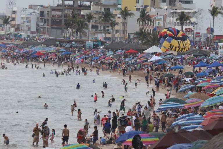 #FOTOS | Así fueron los últimos minutos en las playas de Mazatlán este Sábado Santo