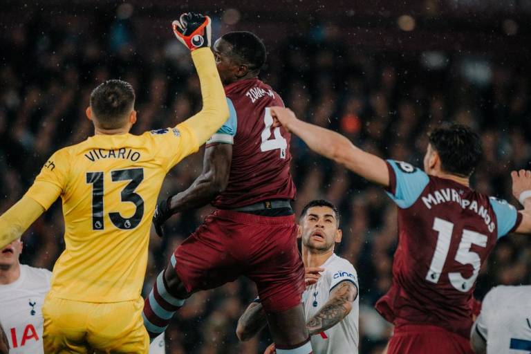 Atasco y tropiezo del Tottenham tras empate del West Ham