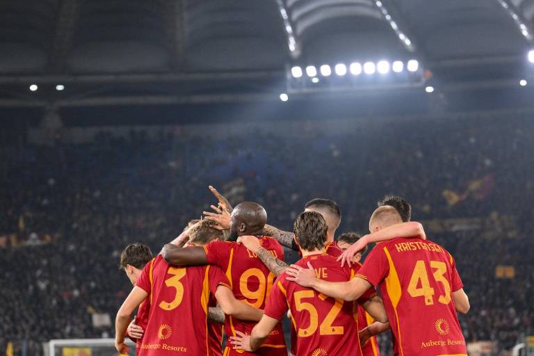 De Rossi hace olvidar a Mourinho tras goleada de la Roma sobre el Cagliari