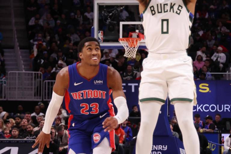 Lillard logra 45 puntos y Bucks superan 141-135 a Pistons