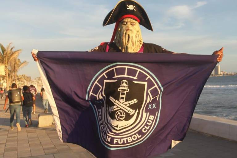 La Caravana Cañonera inunda de morado el Malecón de Mazatlán