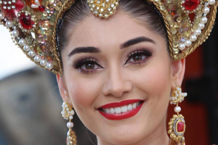 Mazatlecos y turistas disfrutan del primer desfile del Carnaval