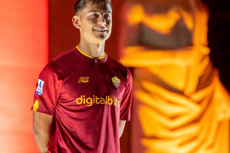 Diez mil ‘tiffosis’ del Roma arropan a Dybala en su presentación