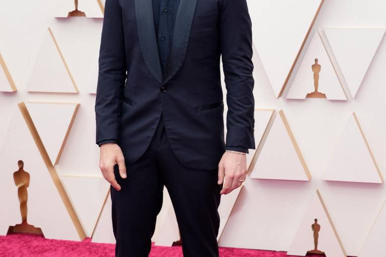 Desfilan celebridades por la alfombra roja de los Oscar 2022