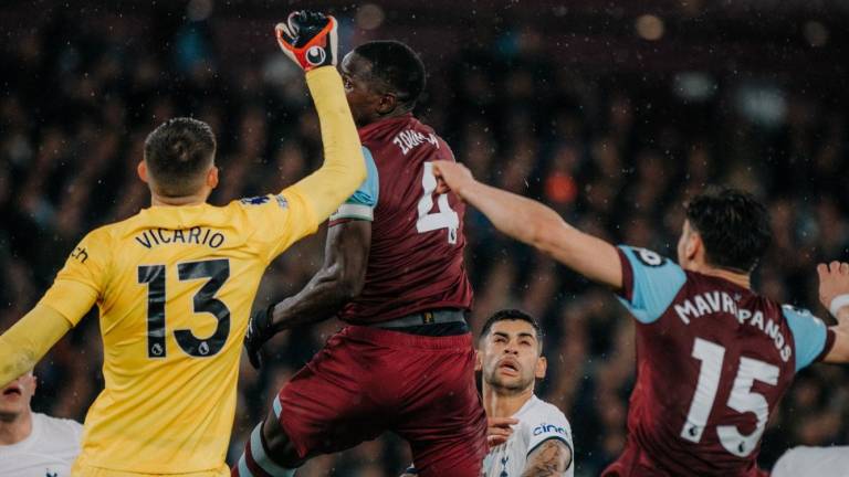 Atasco y tropiezo del Tottenham tras empate del West Ham