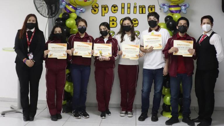 Con entusiasmo los alumnos de secundaria participaron en el Spelling Bee.