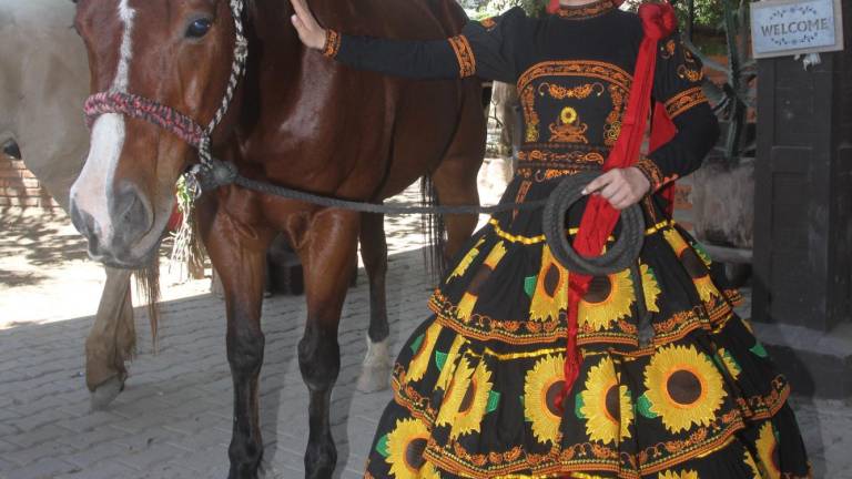 Llenan de tradición el Lienzo Charro de Mazatlán