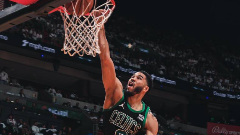 Jayson Tatum colaboró con 20 puntos para los Celtics.