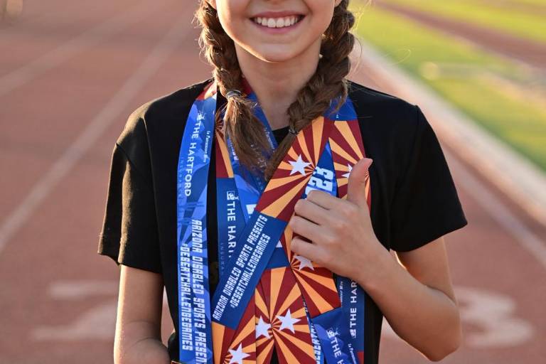 Atleta paralímpica infantil regresa motivada por sus 4 medallas
